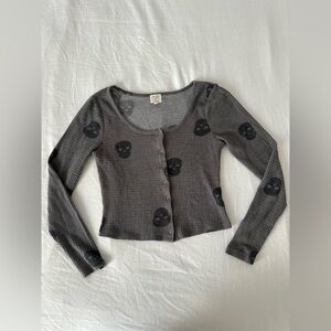 Cozie grey XS button up top with dark grey skulls.